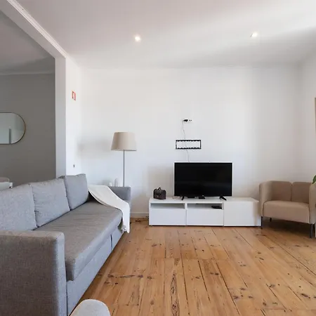 Large Duplex Penthouse 3 Bath 14 Guests リスボン