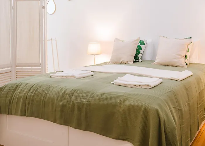 Downtown Penthouse Duplex 3 Bath 14 Guests *