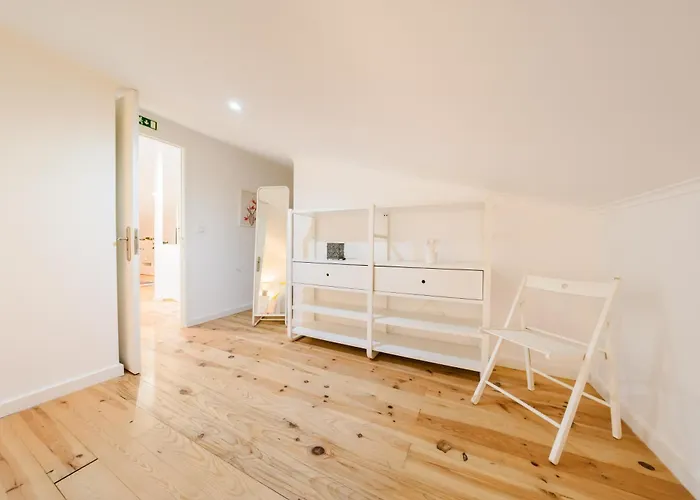 아파트 Large Duplex Penthouse 3 Bath 14 Guests 리스본