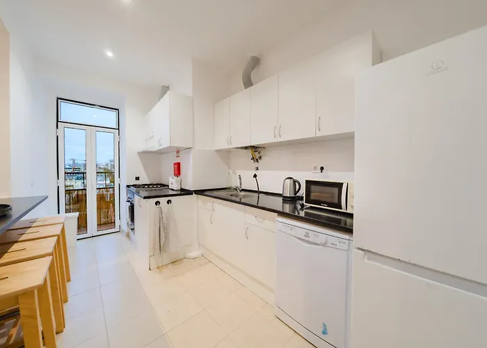 Large Duplex Penthouse 3 Bath 14 Guests 리스본