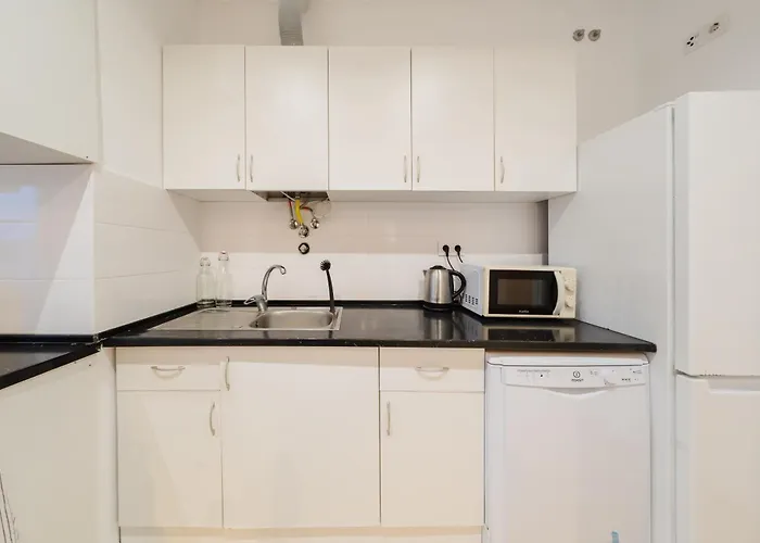Large Duplex Penthouse 3 Bath 14 Guests 리스본